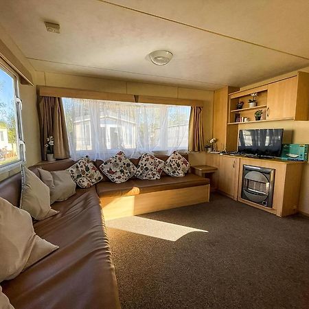 Lovely 8 Berth Caravan At St Osyth Beach Holiday Park Ref 28101G Clacton-on-Sea Buitenkant foto