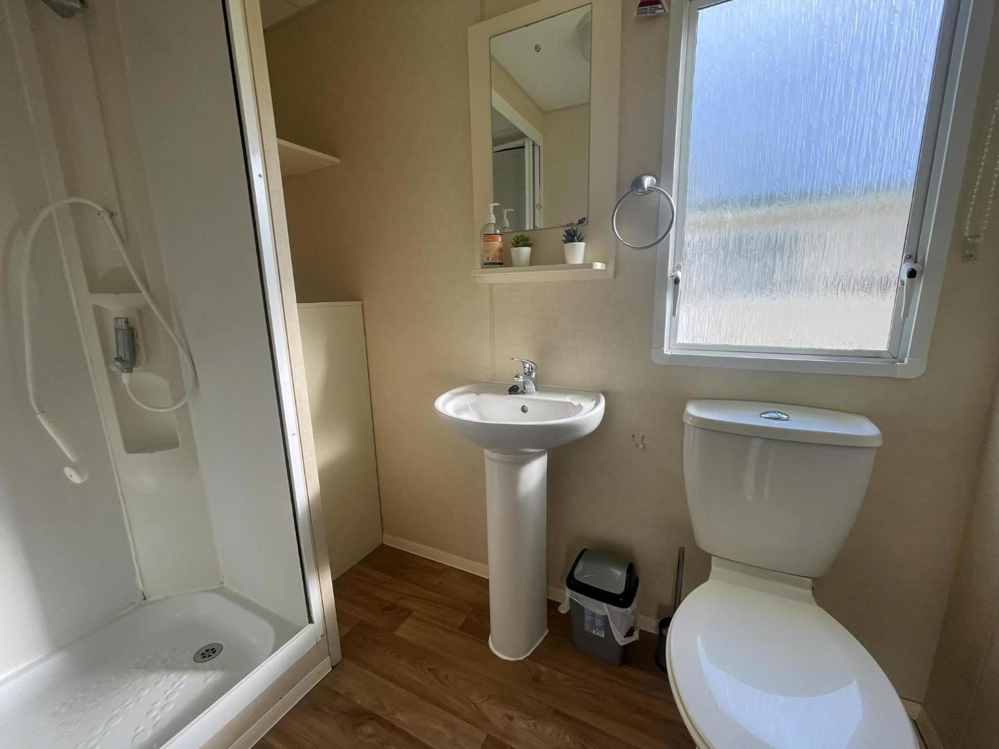 Lovely 8 Berth Caravan At St Osyth Beach Holiday Park Ref 28101G Clacton-on-Sea Buitenkant foto